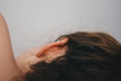 Tinnitus - hučení či šelest v uších. Jak se pískání v uších zbavit